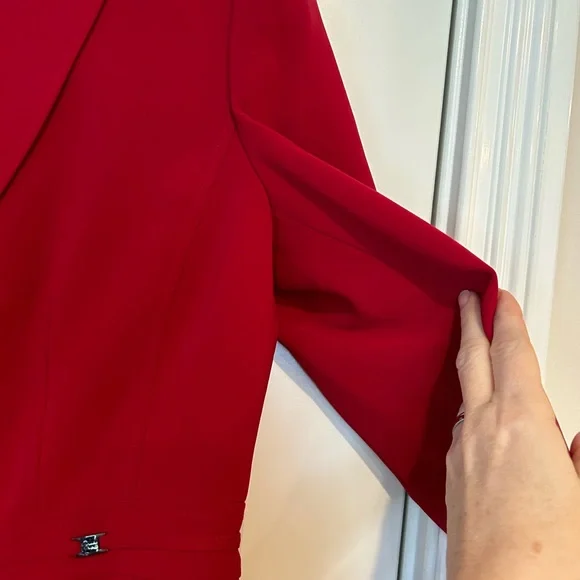 Tahari beautiful deep red women’s blazer jacket. flattering cut-style - size 8 - Picture 3 of 14